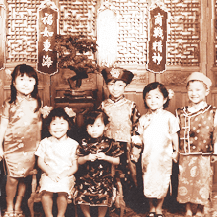 3歳の時、シンガポールで現地の友だちと一緒に撮った写真（右から2番目）