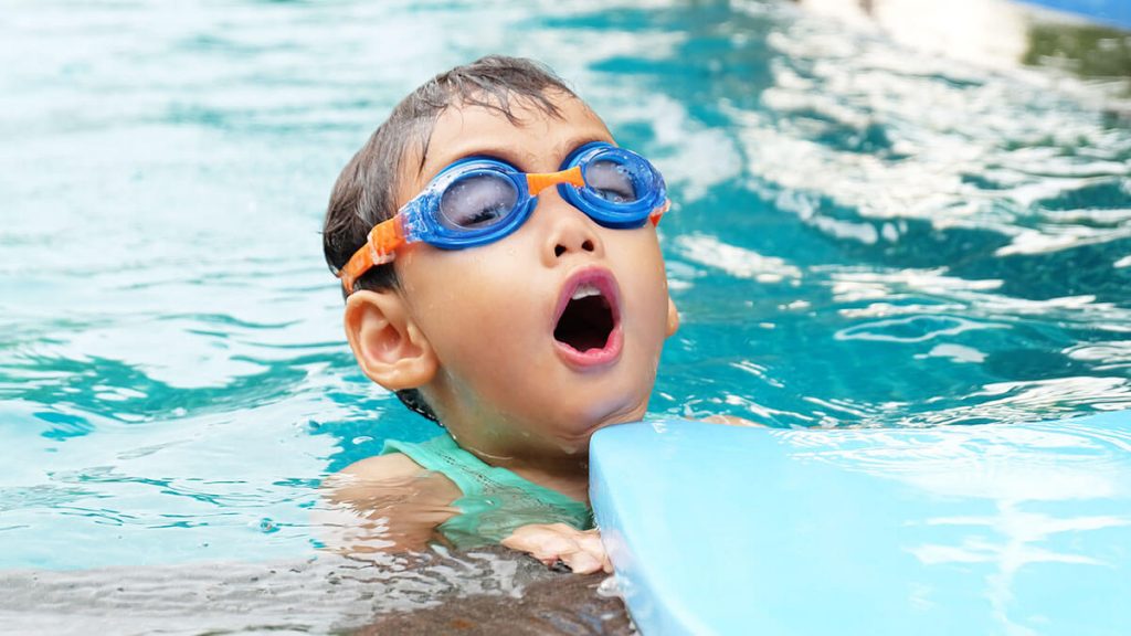 子どものスポーツにかける年間費用の平均金額は51,478円。体育の授業以外で行っているスポーツの1位は4年連続「水泳」