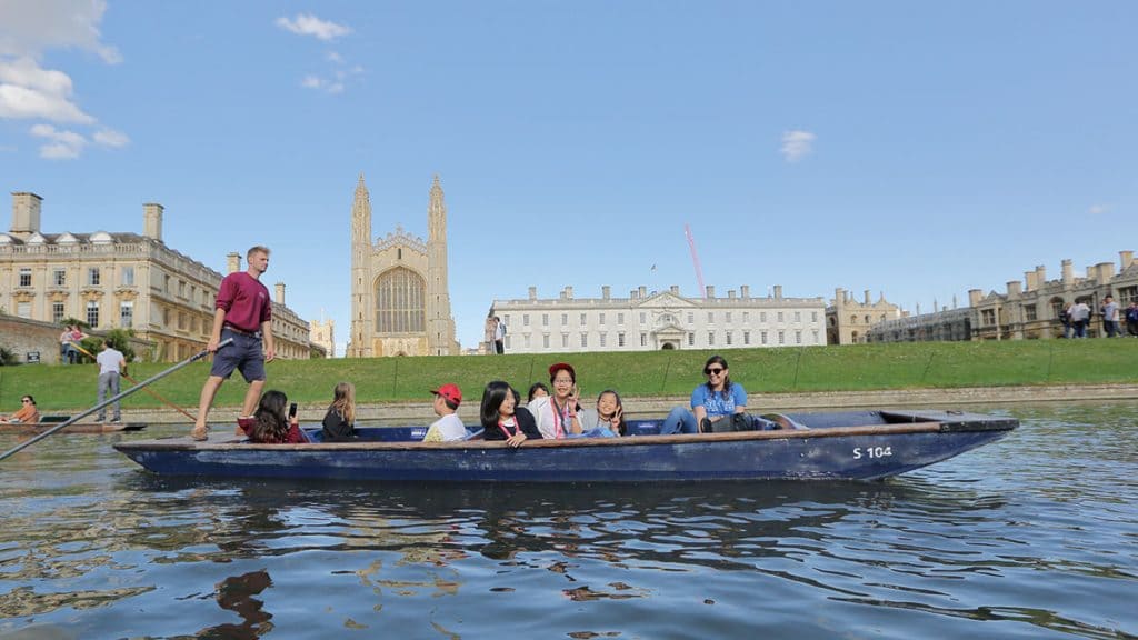 「ケンブリッジ大学」を背景に記念撮影